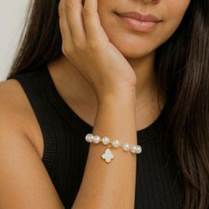 Pearl Bracelet with cute Butterfly Charm – Elegant, Soft & Feminine